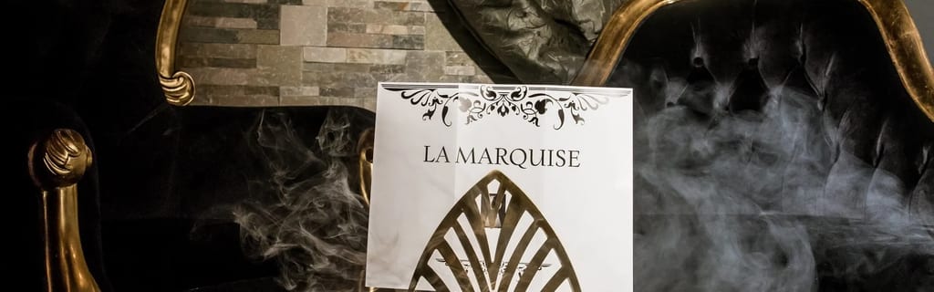 Image de couverture pour @La Marquise Club montrant un salon sombre et brumeux, avec des décors dorés, des textures de briques et une enseigne blanche « LA MARQUISE ».
