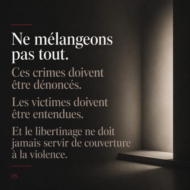 Décor minimaliste aux murs sombres et grand texte blanc en français rappelant de ne pas minimiser les crimes et d’écouter les victimes.