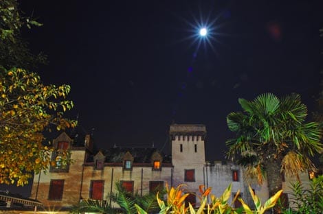 Au Château de Trédos à Agde, les chambres d’hôtes libertines prolongent la soirée jusqu’au lendemain avec repas, jacuzzi, nuit sur place et petit-déjeuner.