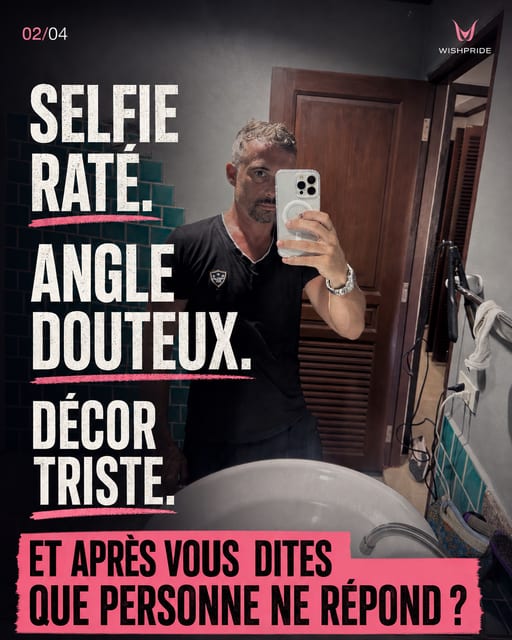 Publication WishPride montrant un selfie dans le miroir de la salle de bains avec un téléphone, un mur carrelé, une porte en bois et une baignoire, avec un texte percutant de type « Selfie raté ».