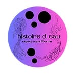 Logo avatar circulaire violet pour Histoire d’Eau, avec des formes abstraites noires évoquant des bulles et le logotype Histoire d’Eau sur fond clair.