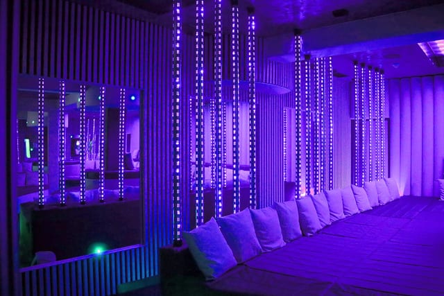 Au Village Naturiste, Histoires d'Ô ouvre dès 14h un balnéo-club libertin mêlant sauna, hammam, détente et rencontres, dans un univers assumé.