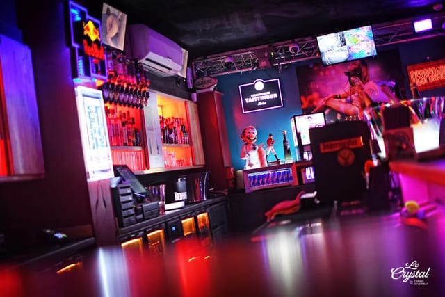 Au Crystal, au Village Naturiste du Cap d’Agde, découvrez un club libertin élégant où liberté, consentement, danse et rencontres guident la soirée.