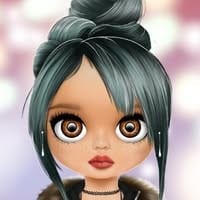 Illustration avatar de @lilisoumise avec des cheveux vert bleuté en chignon, sur un fond rose et violet très doux.