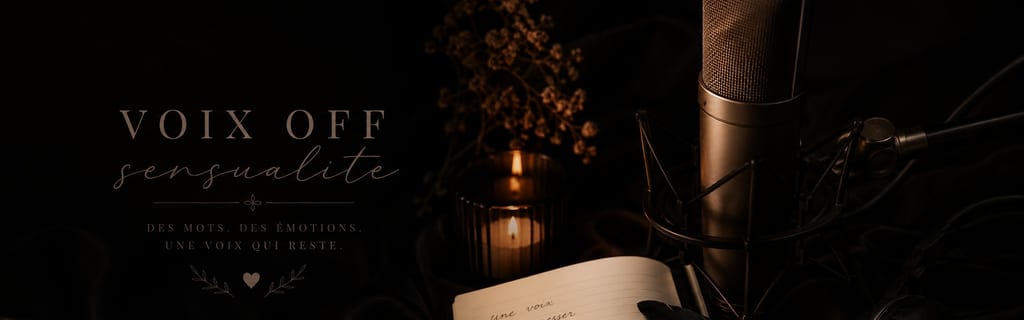 Bannière sombre de @sarahwhisper avec un micro de studio, des bougies et une page ouverte, portant le texte « VOIX OFF sensuelle ».
