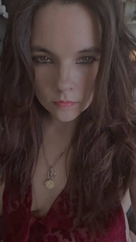 Je suis la deuxième moitié d'Eden Coquin. 🖤